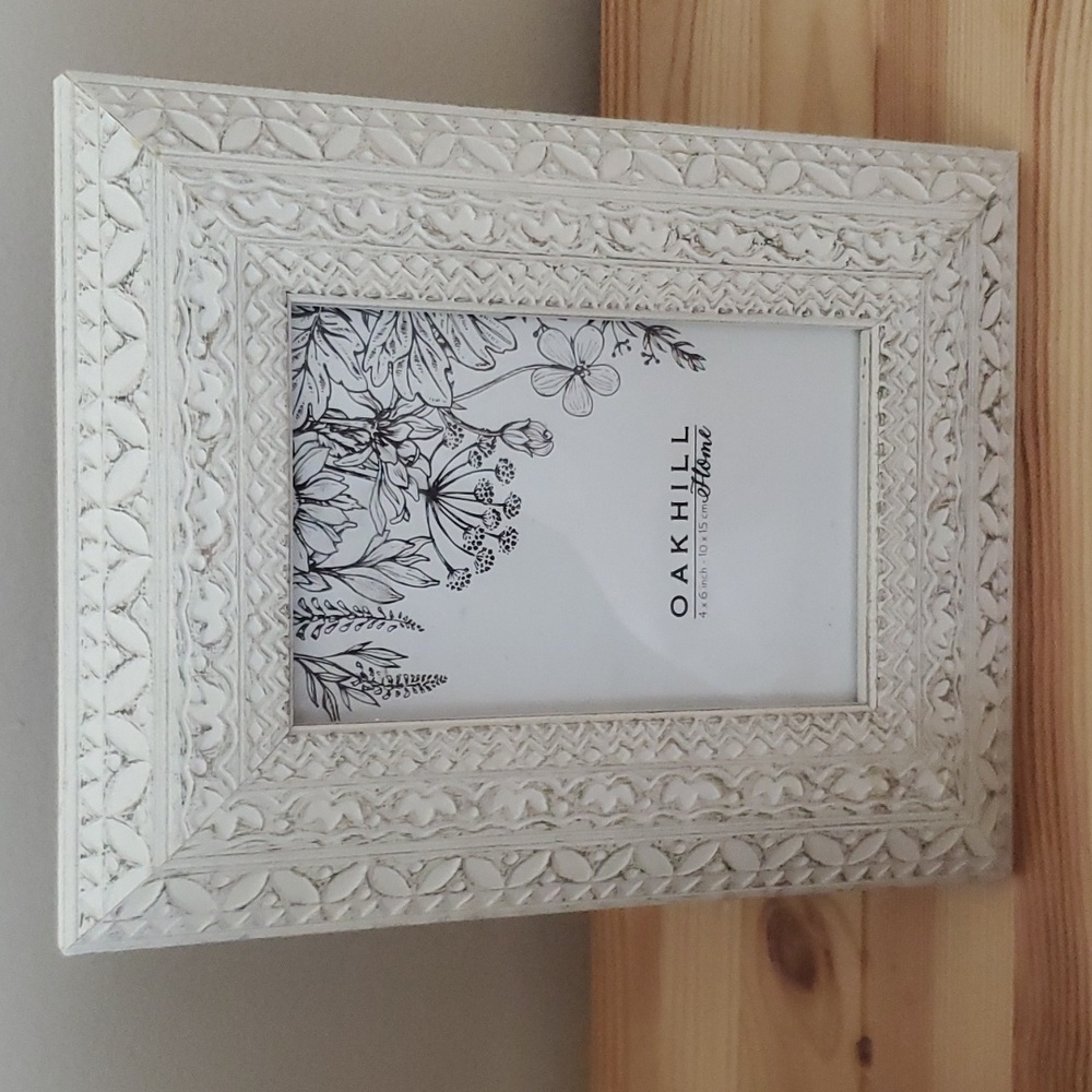 White detail photo frame 4x6